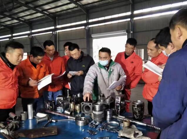 亞舟重工售后主管正在對客戶方工作人員進行現場技術培訓 亞舟重工售后主管正在對客戶方工作人員進行現場技術培訓